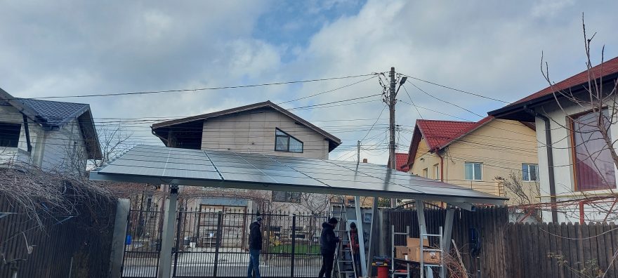 Sistem fotovoltaic, montat pe carport auto